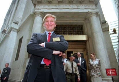 El promotor Donald Trump posando en las puertas del Mercado de Cambio de New York, el acto está relacionado con la salida a bolsa de las acciones de su buque-insignia el Trump Plaza Casino, en 1995.