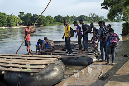 Migrantes haitianos cruzan el Rio Suchiate en pequeñas embarcaciones que se utilizan para transportar personas y mercancía de manera irregular entre Guatemala y México. 

