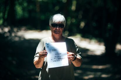 Carmen Arca, el año pasado en Santiago con la sentencia que sacó a su madre fallecida de un registro de morosos en el que la metió Telefónica.