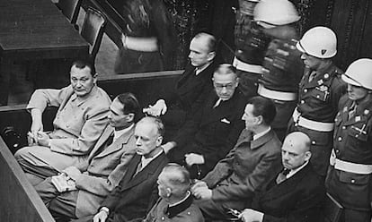 Algunos de los acusados, miembros del régimen nacional socialista alemán, sentados ante el tribunal durante los Juicios de Núremberg. En primera fila, de izq. a der: H. Göring, R. Hess, Joachim von Ribbentrop y W. Keitel.