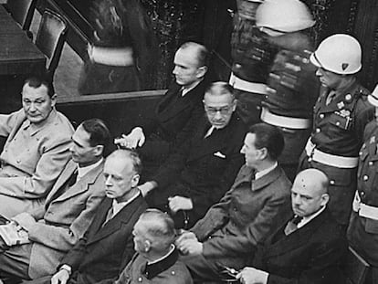 Algunos de los acusados, miembros del régimen nacional socialista alemán, sentados ante el tribunal durante los Juicios de Núremberg. En primera fila, de izq. a der: H. Göring, R. Hess, Joachim von Ribbentrop y W. Keitel.
