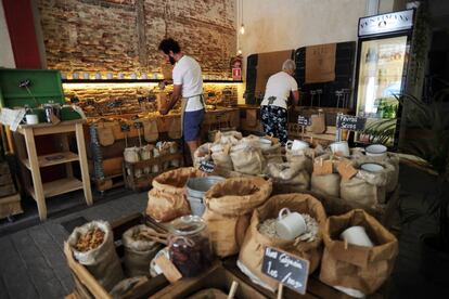 Interior del establecimiento Acre Mercado Amish, en la zona de Conde Duque.