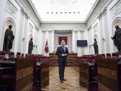 El diputado general de Álava en el salón de plenos del palacio de la Provincia.