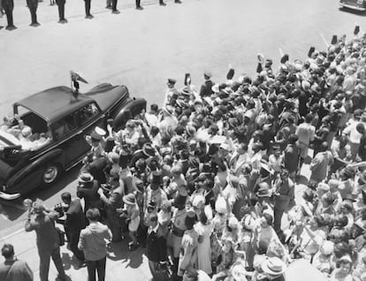 El 6 de febrero de 1952 fallecía el rey Jorge VI. La entonces princesa conocía la noticia durante su estancia en Kenia en un viaje oficial por los países de la Mancomunidad de Naciones. En la imagen, Isabel II y su marido, el duque de Edimburgo, vitoreados por las calles de Nairobi, el 3 de febrero de ese año. 