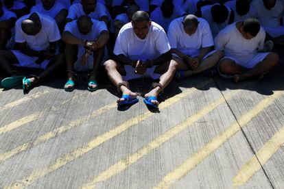 Miembros de la pandilla Mara Salvatrucha (MS-13) esperan ser escoltados a su llegada a la cárcel de máxima seguridad de Zacatecoluca, El Salvador.