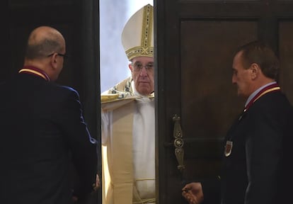 El papa Francisco abre la Puerta Santa con motivo de la inauguración del Jubileo Extraordinario de la Misericordia, en el Vaticano.