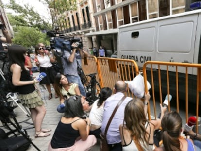 El furgón en el que viaja el extesorero del PP Luis Bárcenas sale de la Audiencia Nacional.