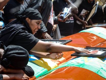 Familiares de las víctimas del Boeing 737 siniestrado en Etiopía, durante el funeral el 17 de marzo de 2019.