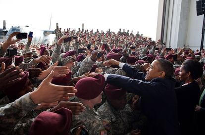 Los Obama se reúnen con las tropas estadounidenses que participaron en la guerra de Irak.