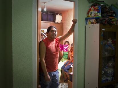 Miki Vargas vive en L’Hospitalet de Llobregat realquilado en una habitación con sus dos hijos.