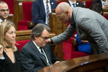 Raül Romeva da su apoyo a Artur Mas (c), a la izquierda, Neus Munté.
