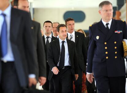 Nicolas Sarkozy sale del hospital de Carcasona donde visitó a algunos de los heridos en una exhibición militar el pasado domingo.