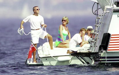 Diana junto a sus hijos en el barco de Dodi Al-Fayed en St Tropez en julio de 1997.