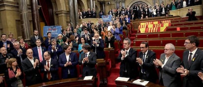 El Govern i els diputats de JxSí i la CUP al Parlament.