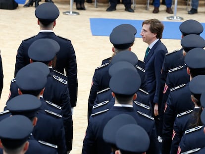 El alcalde de Madrid, José Luis Martínez-Almeida, pasa junto a los nuevos agentes durante el acto de nombramiento de los 360 nuevos efectivos que conforman la 53ª promoción del cuerpo, este viernes, en la capital.