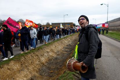 Decenas de manifestantes participan en una marcha contra el plan de reforma de pensiones del Gobierno francés en Pont-Audemer.