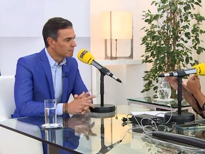 El presidente del Gobierno, Pedro Sánchez, es entrevistado por Ángels Barceló en el programa 'Hoy por hoy', de la Cadena SER, este jueves.