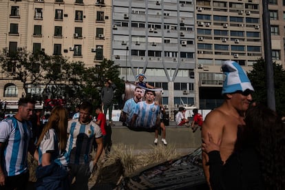 Miles de afinados esperaban la llegada de la selección de Argentina a la Plaza Central del Obelisco. 