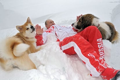 Vladímir Putin, pasa unos días en el campo junto a sus perros Buffy y Yume, en su residencia de Novo-Ogariovo, a las afueras de Moscú (Rusia).