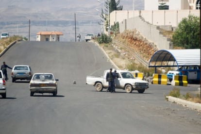 Agentes de la policía yemení establecen un cordón de seguridad en las proximidades de la embajada británica tras el atentado contra las instalaciones.