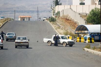 Agentes de la policía yemení establecen un cordón de seguridad en las proximidades de la embajada británica tras el atentado contra las instalaciones.