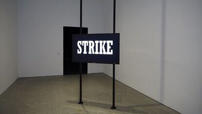 Vista de sala de la exposición Hito Steyerl. Duty-Free Art, 2015