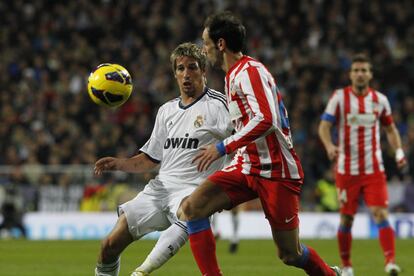 Juanfran y Coentrão se disputan el cuero.