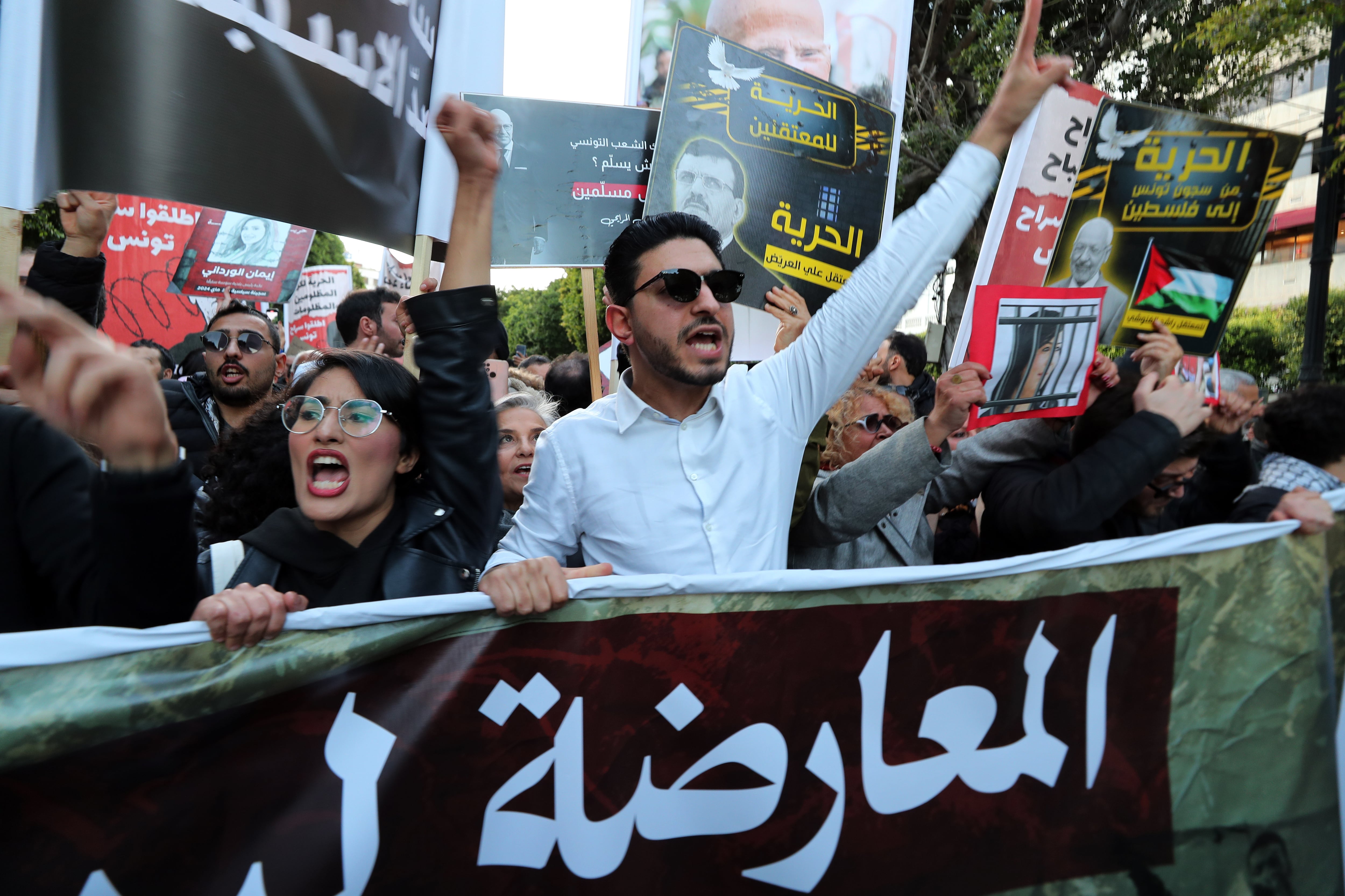 El régimen de Túnez choca con la UE y se ve amenazado por los sindicatos tras encarcelar a la oposición