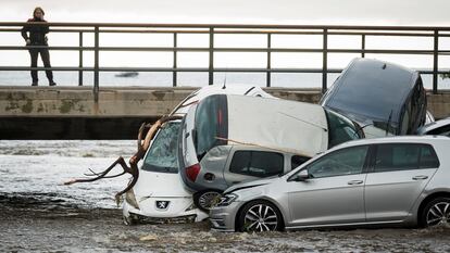 Coches apilados tras ser arrastrados por un torrente de agua en Cadaqus (Girona).