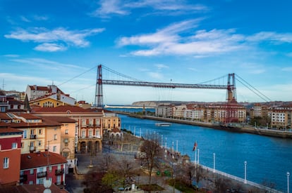 Declarado Patrimonio de la Humanidad por la UNESCO en 2006, el Puente de Vizcaya es una estructura formada por cuatro torres de hierro de 61 metros de altura. 