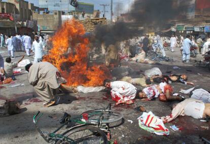Víctimas del atentado en Quetta, contra una procesión de chíes.