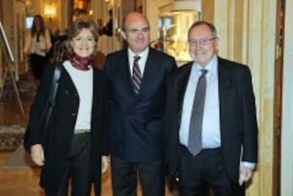 La ministra de Agricultura, Isabel Garc&iacute;a Tejerina, junto al ministro de Econom&iacute;a, Luis de Guindos, y el presidente de Freixenet, Jos&eacute; Luis Bonet (a la derecha). 