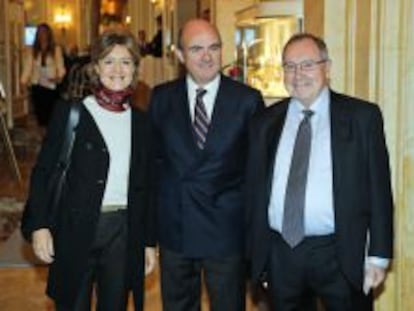 La ministra de Agricultura, Isabel Garc&iacute;a Tejerina, junto al ministro de Econom&iacute;a, Luis de Guindos, y el presidente de Freixenet, Jos&eacute; Luis Bonet (a la derecha). 