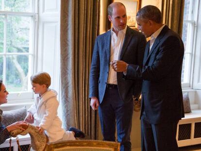 Kate Middleton, el pr&iacute;ncipe Jorge, Guillermo de Cambridge y Barack Obama en el Palacio de Kensington.