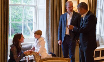 Kate Middleton, el pr&iacute;ncipe Jorge, Guillermo de Cambridge y Barack Obama en el Palacio de Kensington.