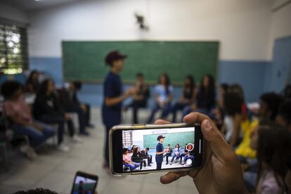 La profesora de lengua tampoco aparece y los alumnos se encuentran de nuevo solos. Arriman los pupitres a la pared, Katleen toma las riendas y, a sus órdenes, uno a uno salen al centro a rapear, leer o cantar en una improvisada sesión 'freestyle'.