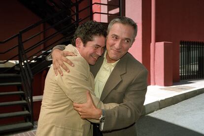 21 de septiembre de 2000. Boris Izaguirre (i) y Javier Sardá se abrazan en la presentación de la nueva etapa del programa de televisión <i>Crónicas marcianas.</i>