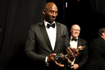 Kobe Bryant recoge el Oscar a mejor cortometraje de animación por 'Dear Basketball', escrito, protagonizado y narrado por el jugador, el 4 de marzo de 2018.