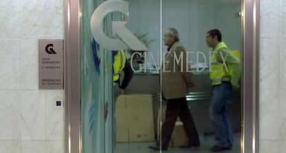 El doctor Carlos Morín, en 2007 durante el registro de las clínicas de Barcelona donde ejercía.