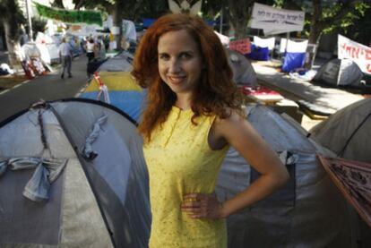 Stav Shaffir posa entre las tiendas de los indignados acampados en Tel Aviv.