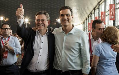 El presidente de la Generalitat, Ximo Puig, y el l&iacute;der del PSOE, Pedro S&aacute;nchez, momentos antes de comenzar el congreso del PSPV. 