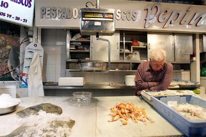 Los puestos de pescado en los mercados empiezan a quedar desabastecidos, como éste del Mercado Central de Valencia.