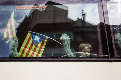 Cientos de personas se han desplazado hasta Barcelona en autobuses desde diferentes zonas de Cataluña para acudir a la multitudinaria manifestación que tomó una de las principales arterias de la capital.