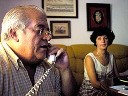 María Dolores Falcón y Enrique Vergara, ayer, en su domicilio de El Viso del Alcor (Sevilla).