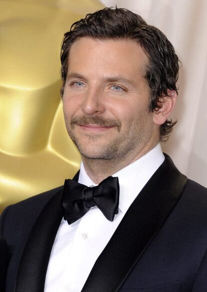 Bradley Cooper, también de Tom Ford, optó por un esmoquin azul marino "O'Connor', camisa blanca, pajarita negra y zapatos negros de piel.
