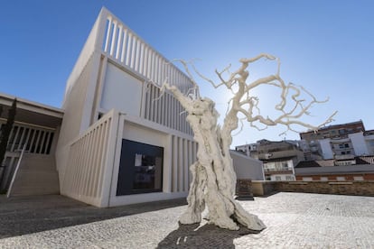 Fachada interior del Museo Helga Alvear en Cáceres con, en primer plano, una escultura de Ugo Rondinone: 'A Day Like This Made of Nothing and Nothing Else' (un tronco de olivo de aluminio esmaltado en blanco). 