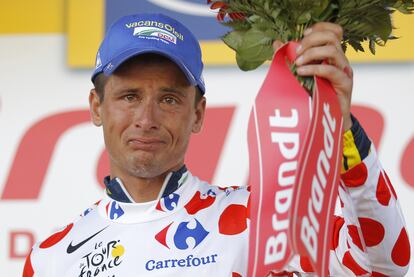 Hoogerland llora desconsolado en el podio, tras recibir el jersey de líder de la montaña. Tras estar en la fuga del día ha terminado a más de 20 minutos.