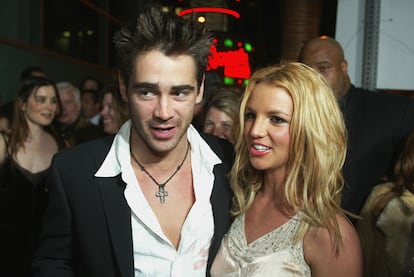BRITNEY SPEARS Y COLIN FARRELL. En 2003, Colin Farrell era uno de esos actores que veías en todas las películas: La prueba, Última Llamada, S.W.A.T, Daredevil o cualquier otra cinta con un título igual de dosmilero era susceptible a que apareciese el actor irlandés. Britney, por su parte, era la persona más famosa de Estados Unidos: fue en 2003 cuando se dio el beso con Madonna en los MTV Music Awards y también el año que sacó In the Zone, el disco que incluía temas como Toxic o Everytime. En mitad de esa vorágine, la cantante tuvo tiempo de tener un lío con el actor irlandés, dejando estupefacta a la prensa cuando aparecieron juntos en una premiere del actor. La cosa terminó cuando, según rescataba The Telegraph en 2018, Farrell, haciéndose el gracioso, le envió a Britney una camiseta poco caballerosa que decía "me acosté con Colin Farrell y solo me llevé esta camiseta".