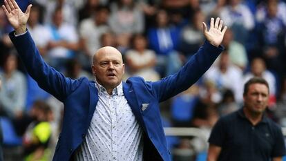 Pepe Mel levanta los brazos durante un partido del Deportivo contra la Real Sociedad.