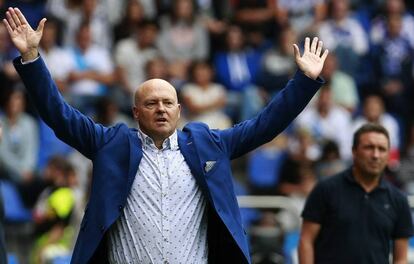 Pepe Mel levanta los brazos durante un partido del Deportivo contra la Real Sociedad.